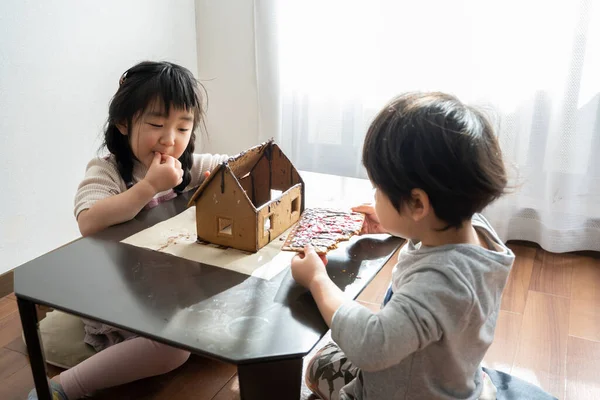 Зробив Цукерковий Будинок Вдома Відпустці Сфотографував Дітей Які Розважаються Їдять — стокове фото