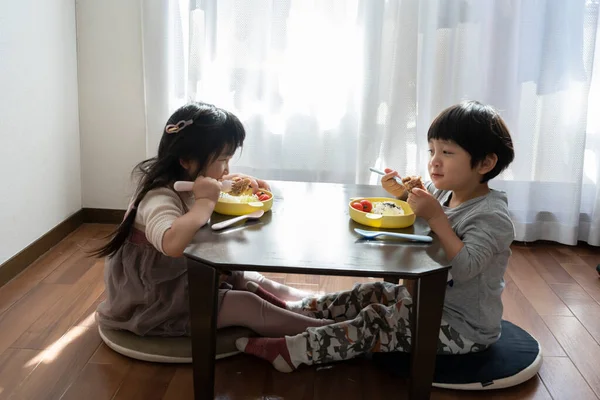 Tatilde evde bir şeker evi yaptım ve çocukların yemek yerken fotoğraflarını çektim..