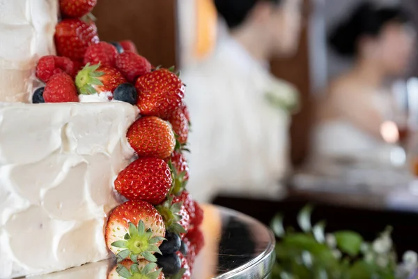 Gelin ve damat çilekli düğün pastası için