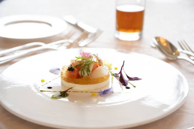 Yemeğin başında hafif bir ordövr tabağı.