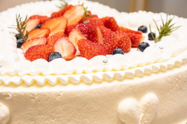 Düğün pastası düğün resepsiyonunda kullanılır.