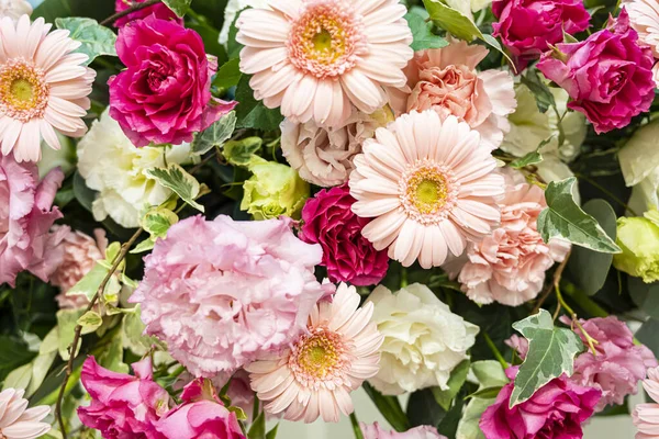 Bir düğün resepsiyonunda renkli Takasago çiçeklerinin yakın çekimi