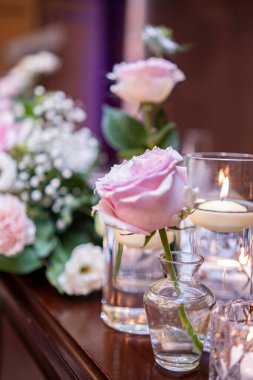 Düğünde küçük pembe bir gül Takasago