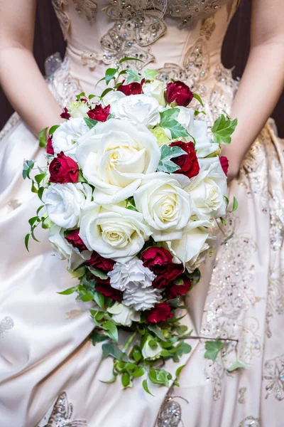 Μπουκέτο Λευκά Τριαντάφυλλα Και Κόκκινα Τριαντάφυλλα Που Κρατά Νύφη — Φωτογραφία Αρχείου