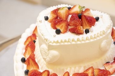 Bir sürü çilekli kalp şeklinde pasta.