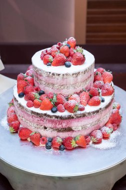 Bol çilekli iki katlı orjinal pasta.