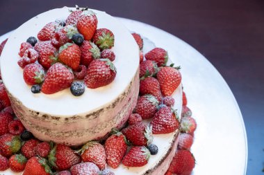 Bol çilekli iki katlı orjinal pasta.