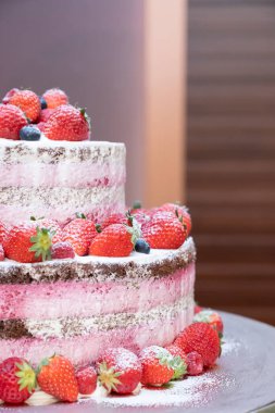 Bol çilekli iki katlı orjinal pasta.
