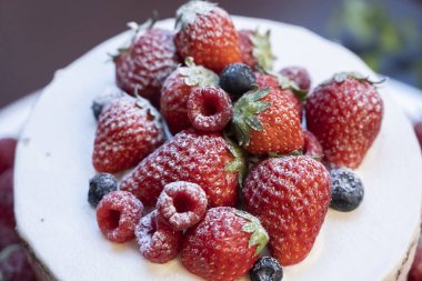 Bol çilekli iki katlı orjinal pasta.