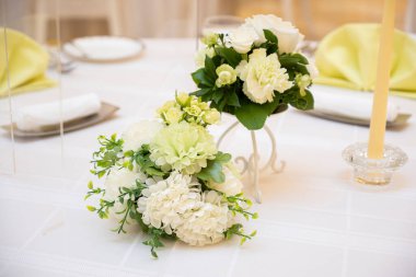 Düğün resepsiyonu için harika masa üstü çiçekleri.