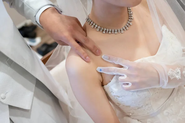 Gelin ve damat gelinin omuzlarında barış