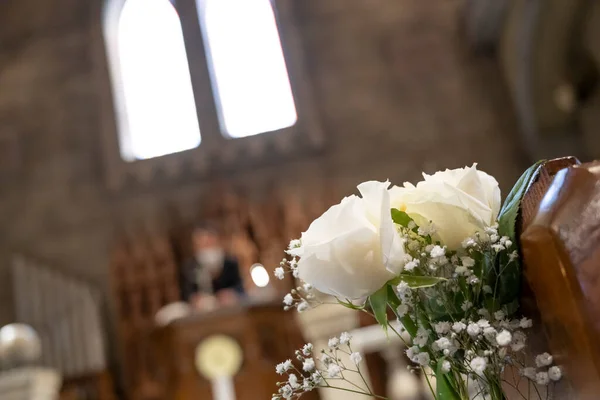 Bloemen Zitplaatsen Van Kerk — Stockfoto