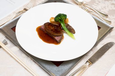 Bu, kurs yemeğinde çıkan et..