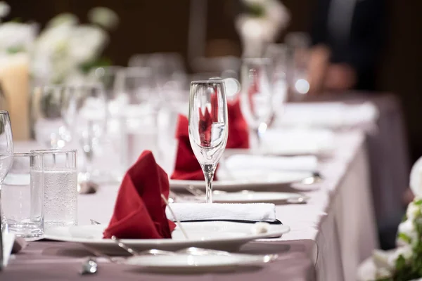 Şölendeki şampanya kadehi karakteristik.