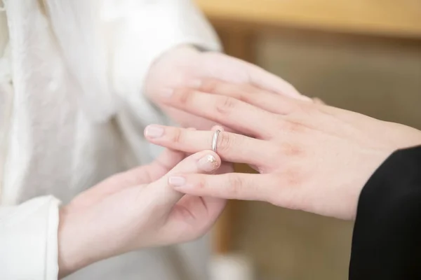 Onde Noiva Noivo Estão Trocando Anéis Quimono — Fotografia de Stock
