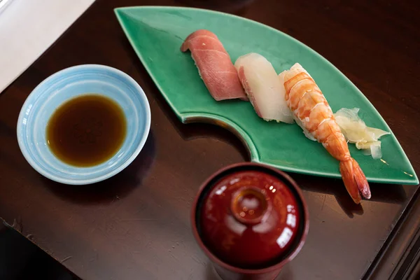 Thunfisch Gelbschwanz Shrimp Sushi Und Misosuppe Set — Stockfoto