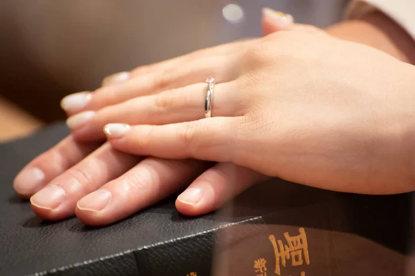 Yüzük atışı, sol el üstte.