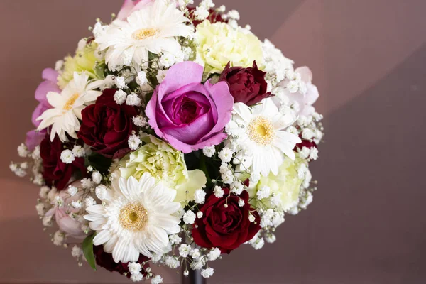 Bir buket pembe, kırmızı gül ve beyaz gerbera.