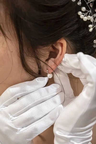 Gelinin küpelerini taktığı yer.