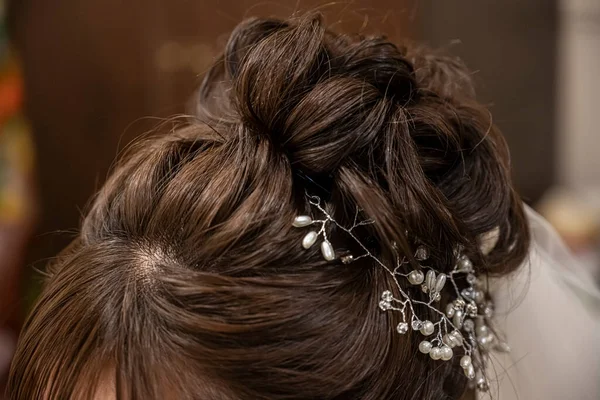 Bride\'s hairstyle and hair accessories set for the wedding