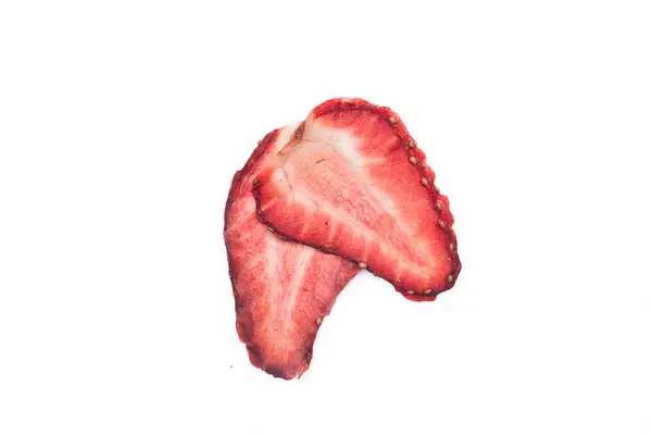 Getrocknete Erdbeerscheiben Auf Weißem Hintergrund — Stockfoto