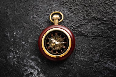 Siyah arkaplanda cep saati