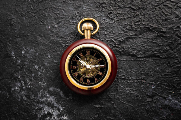 карманные часы на черном фоне