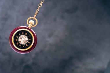 Siyah arkaplanda cep saati