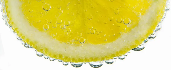 Lemon Kuning Dengan Gelembung Latar Belakang Hitam — Stok Foto