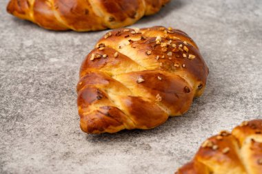 Ev yapımı Challah ekmeği bağcıklı arka planda örüldü