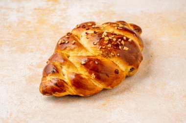 Ev yapımı Challah ekmeği bağcıklı arka planda örüldü