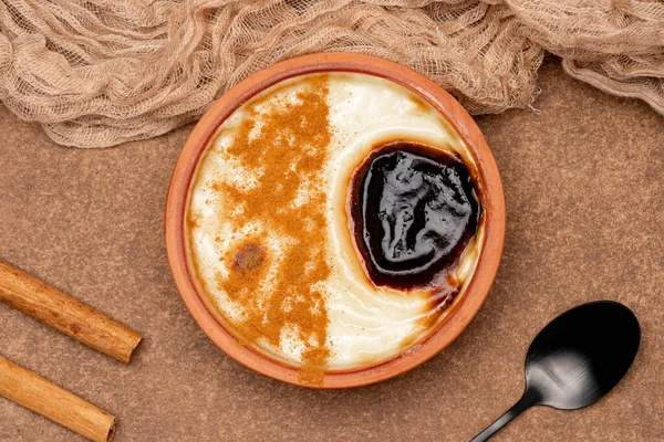 Turkish Dessert Rice Pudding Cinnamon Vintage Background — Stok fotoğraf
