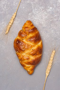 Ev yapımı Challah ekmeği bağcıklı arka planda örüldü