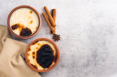 Türk tatlısı. Arkaplanda tarçınlı sütlaç