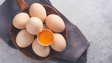 Eski arkaplanda sarı yumurtalar