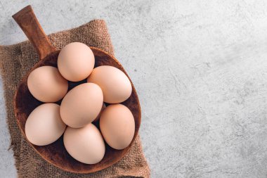 Eski arkaplanda sarı yumurtalar