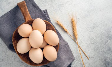 Eski arkaplanda sarı yumurtalar