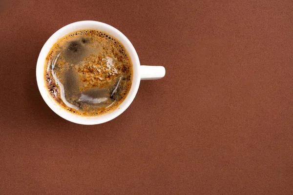 Café Espumoso Una Taza Porcelana Sobre Fondo Marrón —  Fotos de Stock