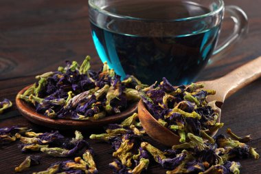 Kelebek çiçeği mavisi çay. Sağlıklı bitkisel içecek. Kapat.