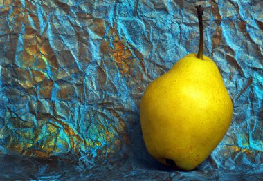 Mavi soyut arka planda renkli, olgun, sarı armut