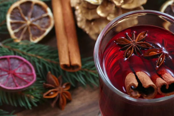 木製のテーブルの上に複数のワイン スパイス ドライ柑橘類のカップ クリスマスドリンクを暖めて — ストック写真