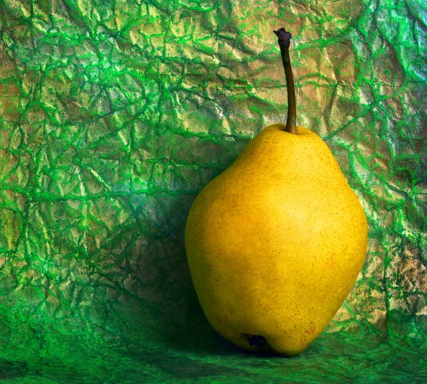色彩艳丽的成熟黄色梨子 绿色抽象背景 — 图库照片