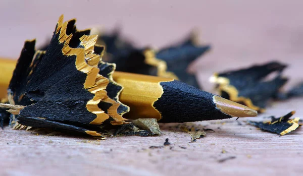 Lápiz Afilado Virutas Madera Color Oro Afilado Lápiz Cerca —  Fotos de Stock