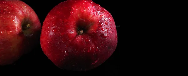 Olgun Kırmızı Elmalar Siyah Bir Yakın Plan Üzerinde Damlalarında — Stok fotoğraf
