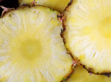 Tahta bir masada olgun ananaslar. Kapat.