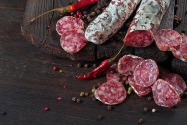 Ahşap bir masada kurutulmuş sosis. Sosis fuet yakın çekim