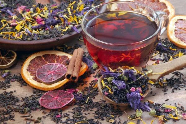 混合茶 有干花瓣和柑橘类水果 红茶干叶子在木勺和一杯新鲜茶中 关门了 — 图库照片