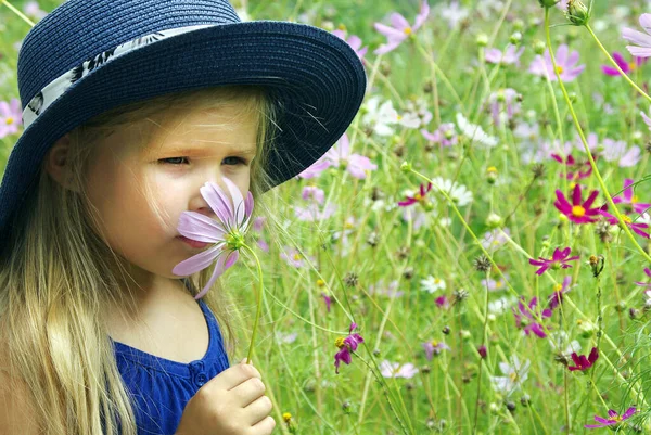 Flor Cheirando Criança Menina Com Uma Flor Mão Criança Entre — Fotografia de Stock