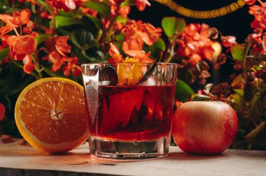 Eski moda bardakta Negroni kokteyli.