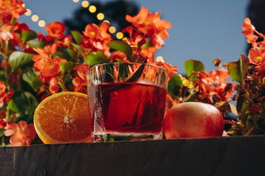 Eski moda bardakta Negroni kokteyli.